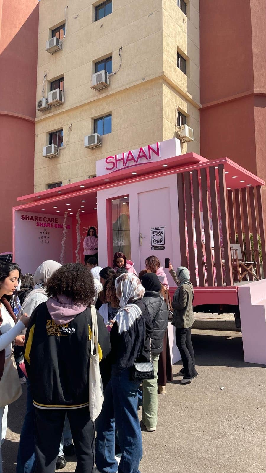 CIC Students at New Cairo campus exploring the interactive Shaan moisturizer event